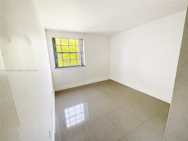 Building Photo - 9735 Fontainebleau Blvd