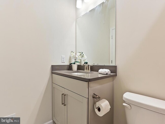 Building Photo - 1001 Greenwich Dr