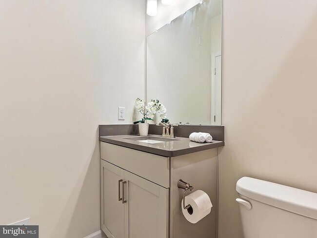 Building Photo - 1001 Greenwich Dr