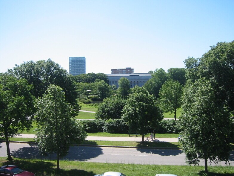 Building Photo - 131 Park Dr