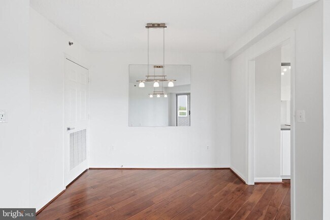 Building Photo - 2121 Jamieson Ave