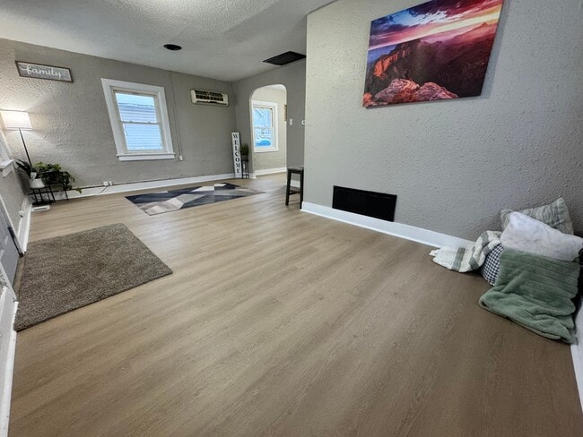 Building Photo - 1 bed, 1 bath home for rent in Waterloo