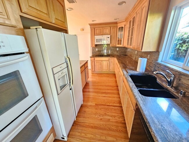 Building Photo - Beautiful Baker West Neighborhood