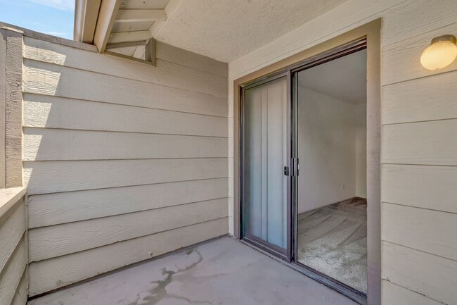 Building Photo - Thousand Oaks- Three Bedroom Condo