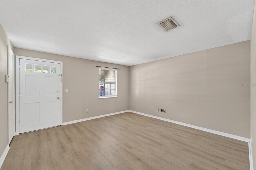 Building Photo - 1712 Village Ct