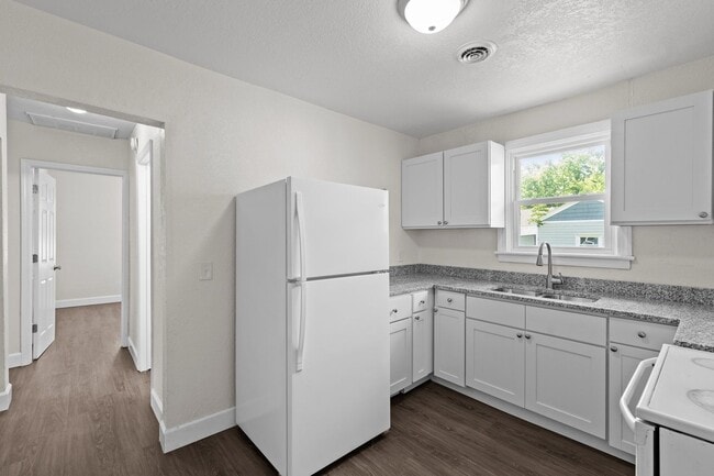 Building Photo - Cozy 2-Bedroom Duplex Apartment in Norfolk