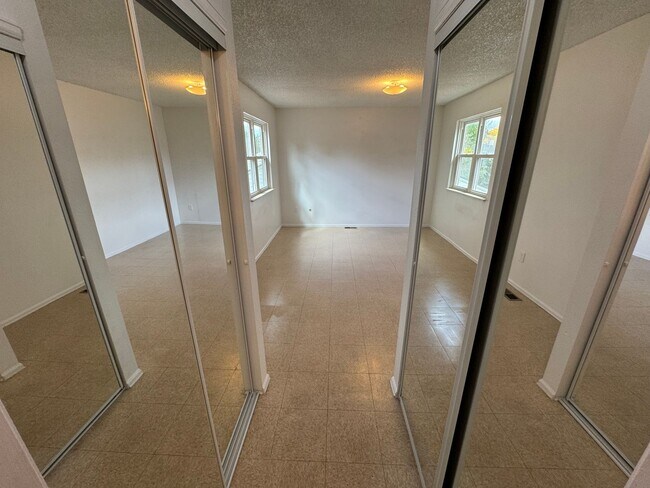Building Photo - Spacious Morrison Home