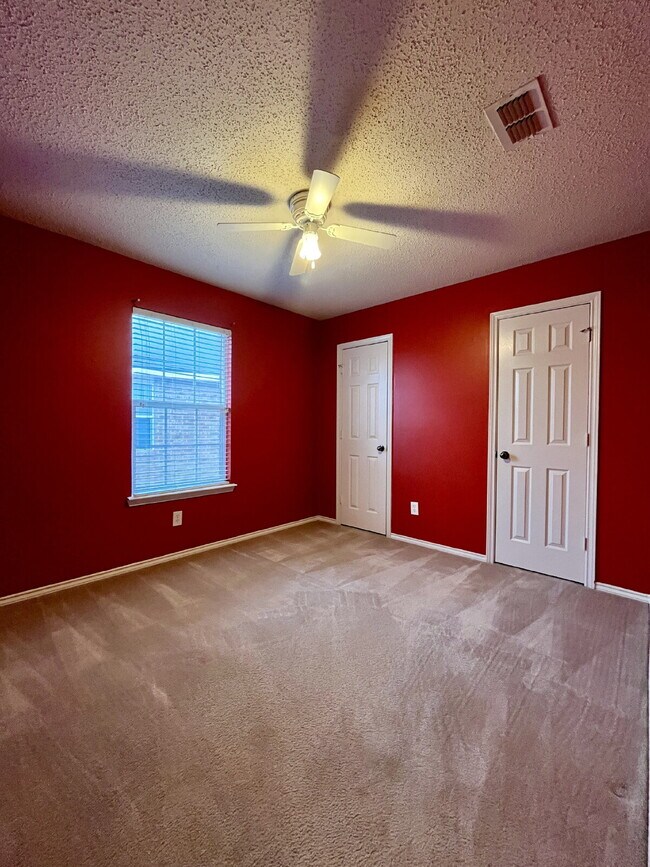 Building Photo - 3/2/2 on a Quiet Cul-De-Sac Street in the Frenship ISD