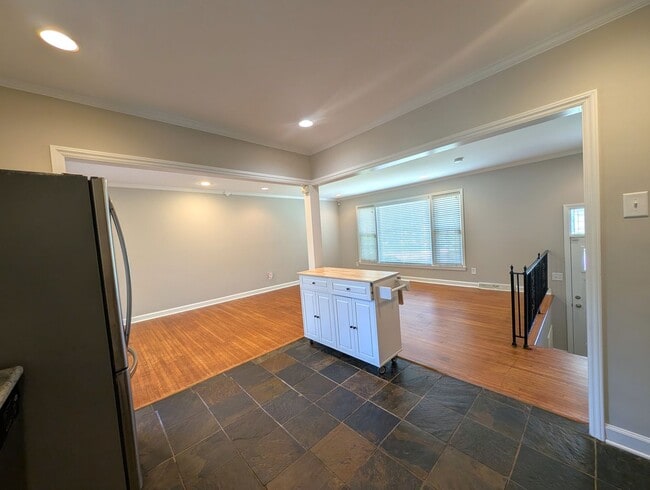 Building Photo - Charming split level home located in the Spring Valley Community in the South Park area of Charlo...