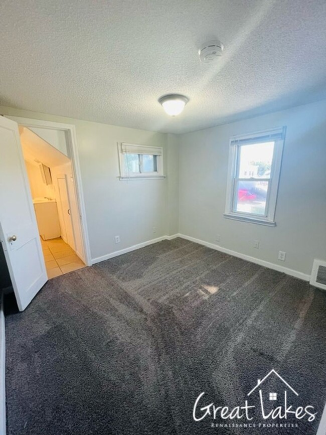 Building Photo - $200 OFF FIRST MONTH'S RENT - Beautiful 3 ...