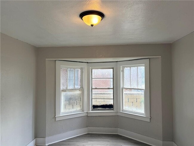 Building Photo - 1321 Spring Hill Ave