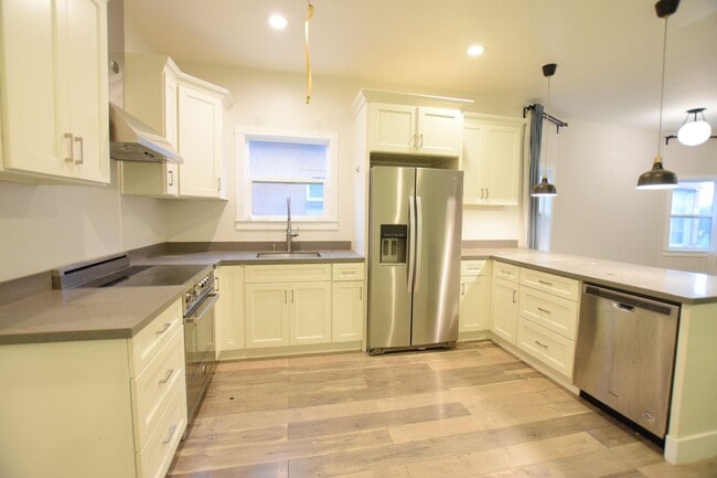 Building Photo - Stylish Oakland Retreat – 3BR, 2BA + Huge ...