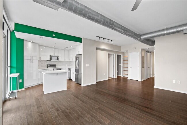 Building Photo - Experience Luxury Living in the Heart of C...