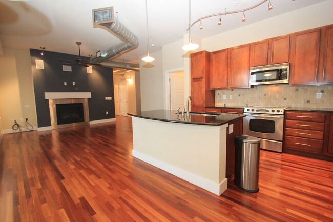Building Photo - Gorgeous Corner Unit DTC Condo