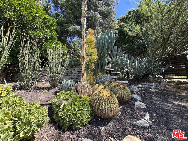 Building Photo - 3050 Knob Dr