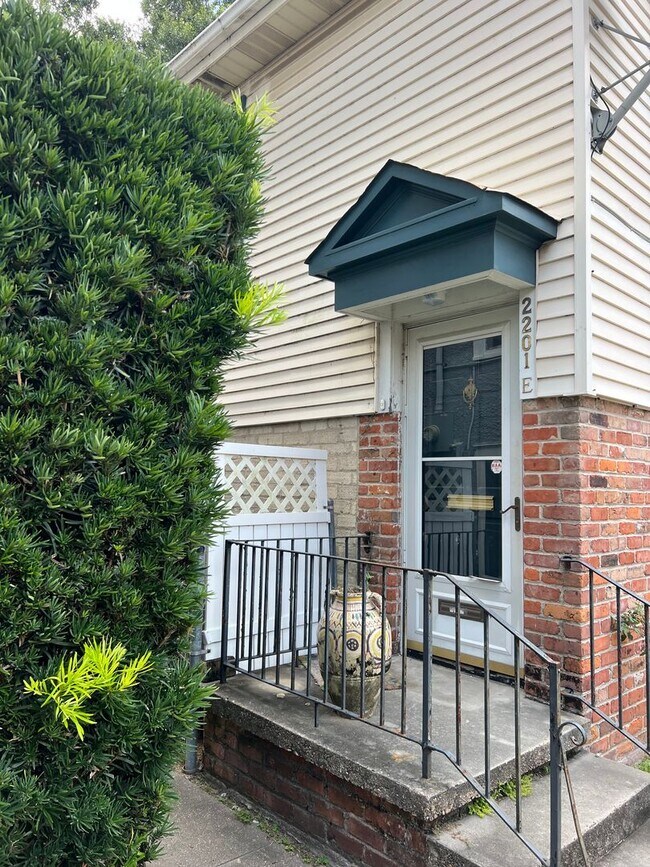 Building Photo - Newly Renovated 3 Bed, 2 Bath Near Campus