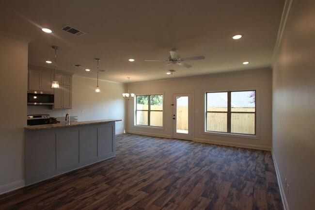 Building Photo - Available Now! 3/2/2 in Whitehouse ISD!!