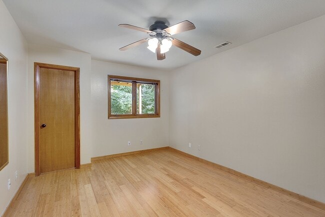 Building Photo - 2 Bedroom/1.5 Bathroom Duplex - ASK ABOUT ...