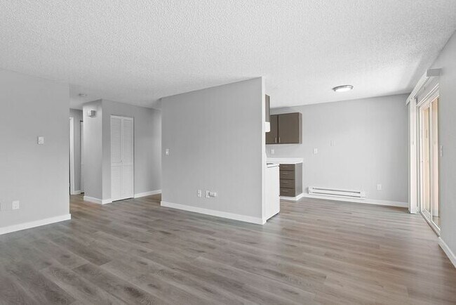 Building Photo - Affordable Comfort! Spacious 2-Bedroom Apa...