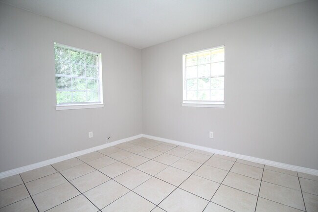 Building Photo - 2-Bedroom Duplex Near UWF – Tile Floors, G...