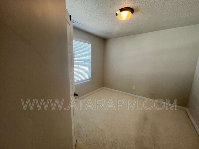 Building Photo - 1754 Oakwood Ln