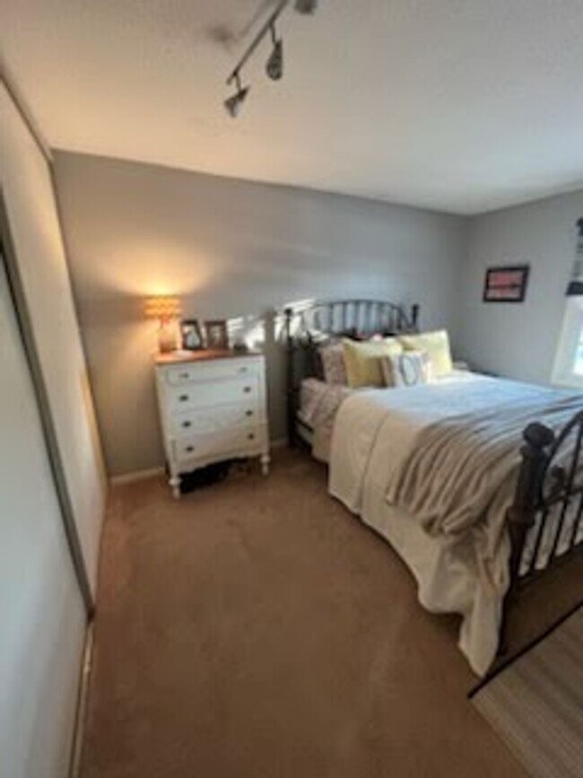 Building Photo - 1 Bedroom Condo in Hopkins