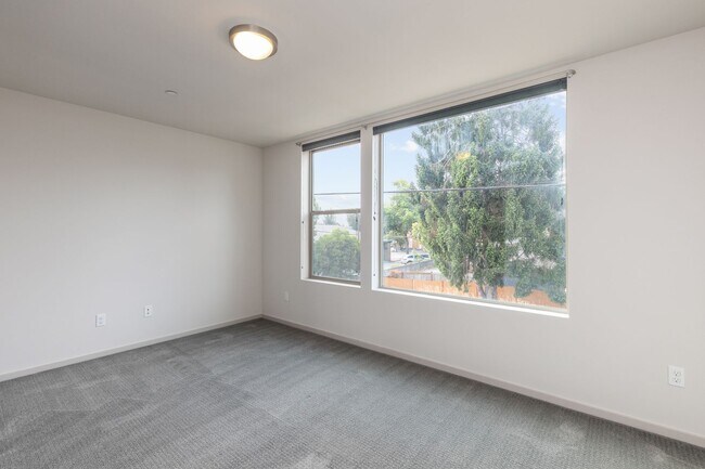 Building Photo - Stylish 3 BR/ 2/5 BA townhouse in Seattle