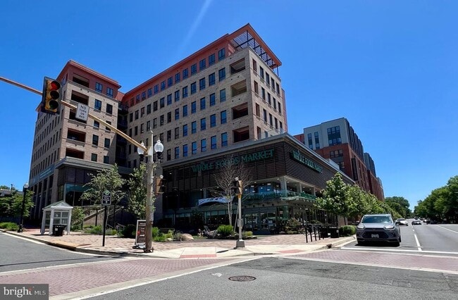 Building Photo - 6924 Fairfax Dr