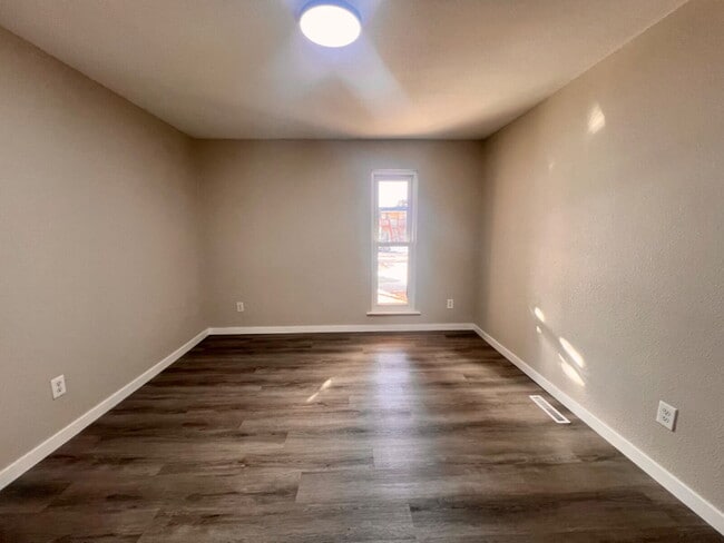 Building Photo - Conveniently located updated 2 bedroom!