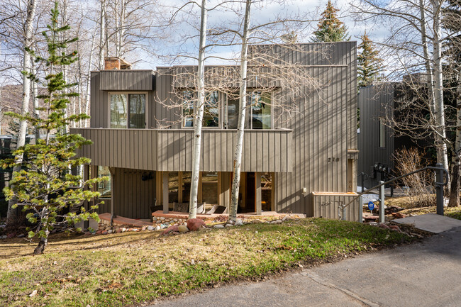 Building Photo - 270 Meadow Ranch Rd