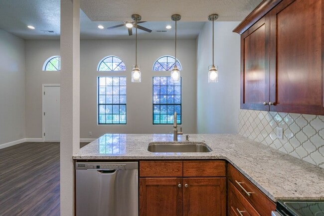 Building Photo - Fully Remodeled Townhome in the Heart of D...