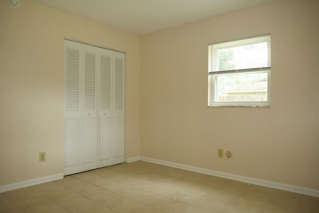 Building Photo - Clean, Bright & Move-In Ready! 3-Bedroom H...