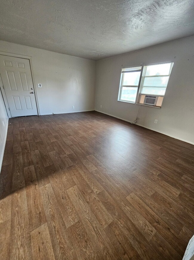 Building Photo - 460 N 3rd W