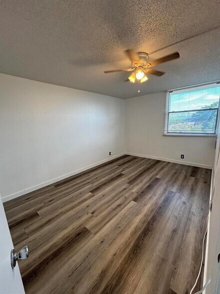 Building Photo - 2701 Riverside Dr