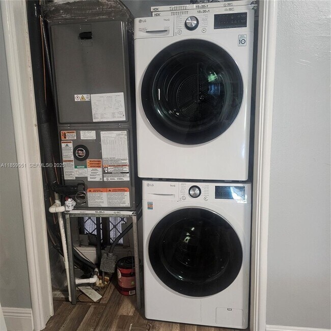 Building Photo - 3114 E Sunrise Blvd