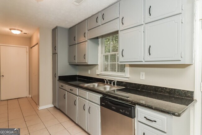 Building Photo - 500 Laurel Dr