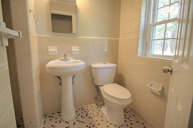 Building Photo - Super Southwest Durham home with fenced in...