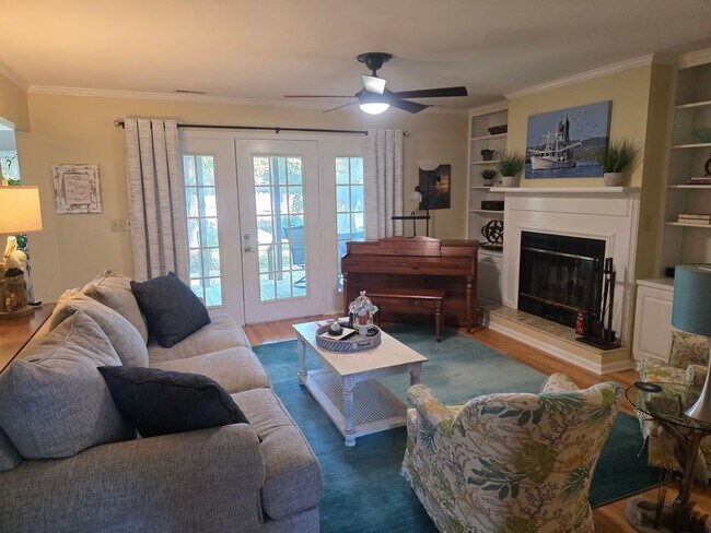 Building Photo - Beautiful 3 bedroom, 2 bath house with one...