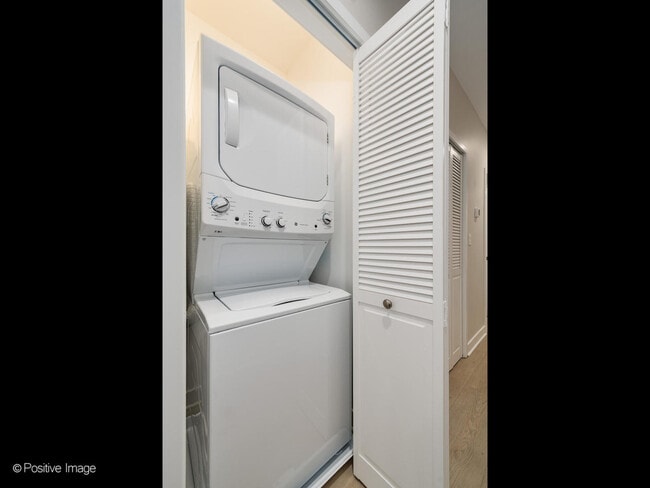 Building Photo - 7517 W Belmont Ave