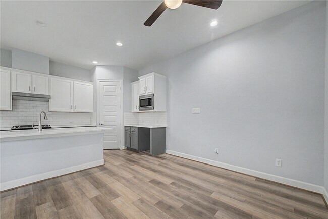 Building Photo - 911 W 35th St