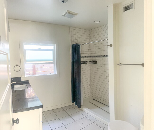 Building Photo - **LOOK NO FURTHER!!! Your New Cottage-Styl...