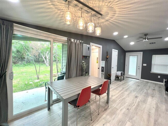 Building Photo - 3500 Del Robles Dr