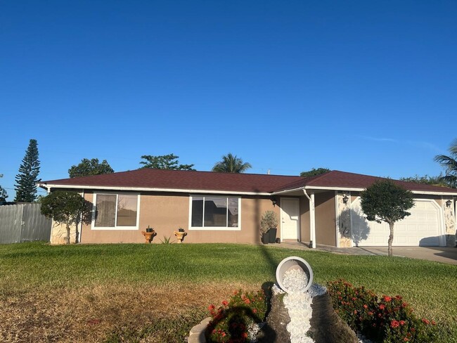 Primary Photo - 756 SW Del Rio Blvd