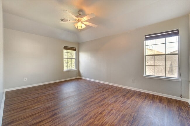 Building Photo - 5527 Gatesprings Ln