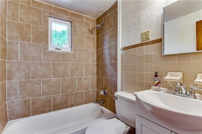 Building Photo - Beautiful 3 Bed / 1.5 Bath with Garage and Large Yard - Available May!!