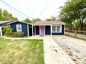 Building Photo - Spacious 2-Bedroom Home Steps from Restaur...