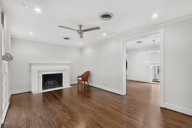 Building Photo - Gorgeous 2/2 Bungalow with Private Pool