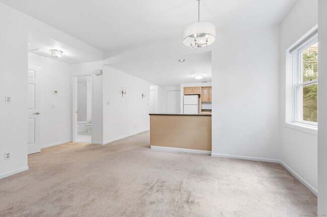 Building Photo - 351 Pemberwick Rd