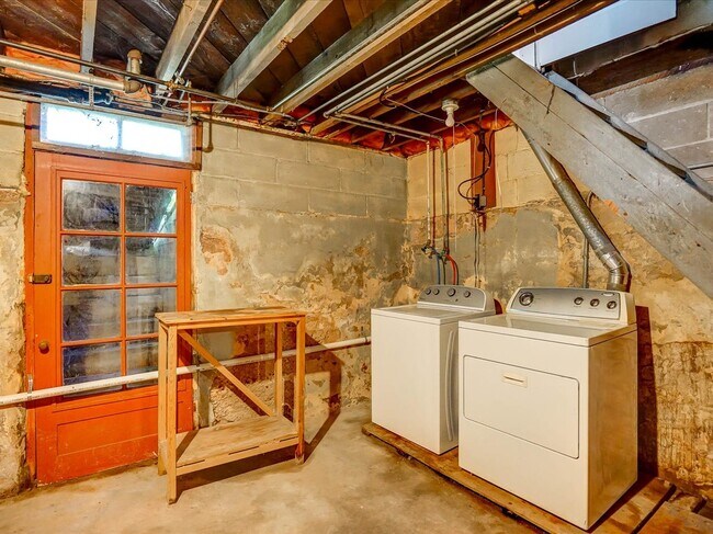 Building Photo - 302 S Shuman St