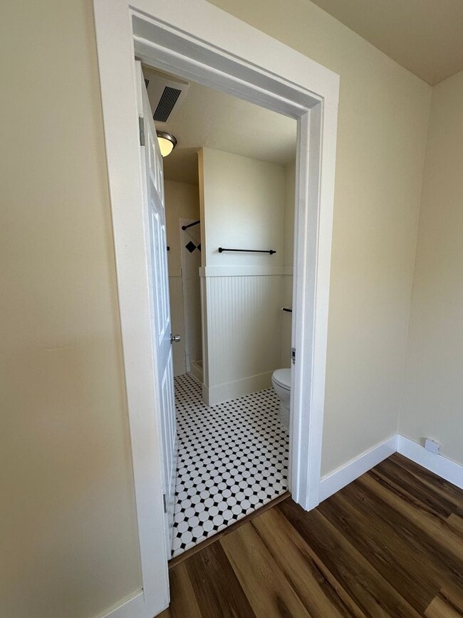 Building Photo - Charming 1 Bed, 1 Bath Cottage – Detached ...
